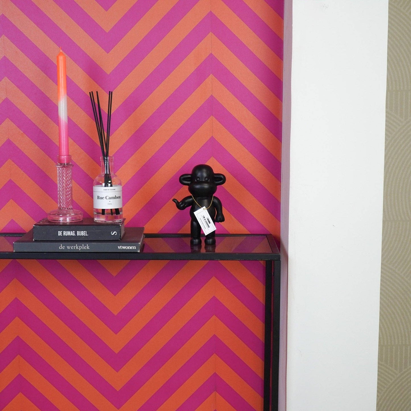 Figurine - Hang Loose Monkey Figurine 'The Legend' - Black - 11x7x19cm