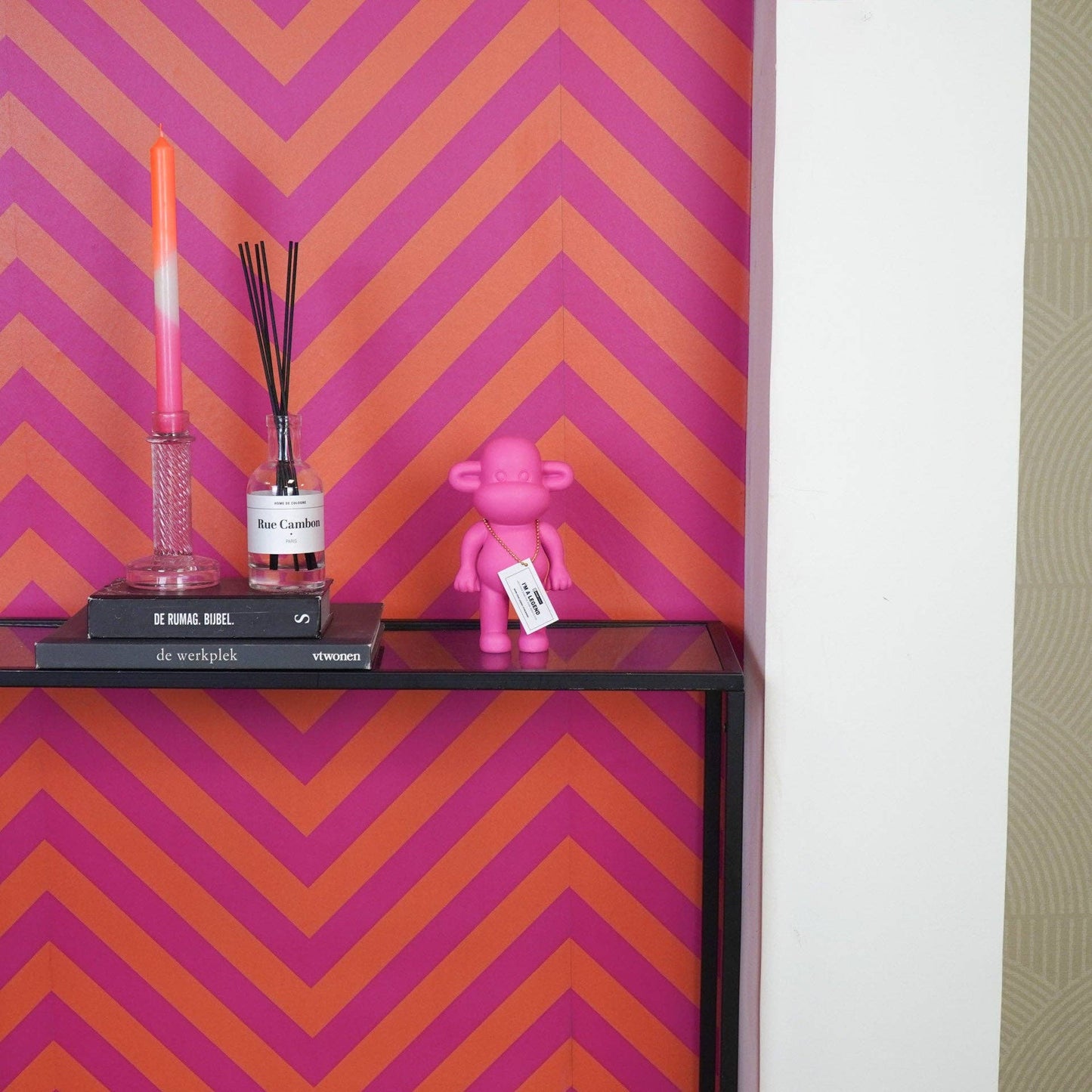 Figurine - Monkey Figurine 'The Legend' - Polyresin - Pink - 11x7x19cm